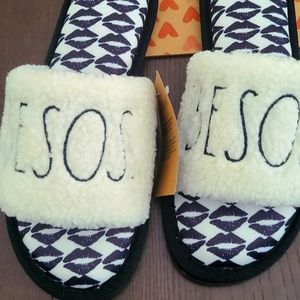 NWT RAE DUNN kiss print slippers size 7-8 women's
